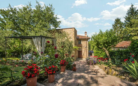 Ville Rosadi Weddings: Fleur, Nuage, Plante, Ciel, Bâtiment, Communauté Des Plantes, Fenêtre, Arbre, Lot Terre, Chalet