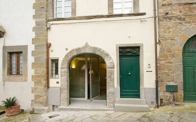 Appartamenti Il Portale: Fenêtre, Plante, Porte, Bâtiment, Accueil Porte, Surface De La Route, Bois, Façade, Pot De Fleur