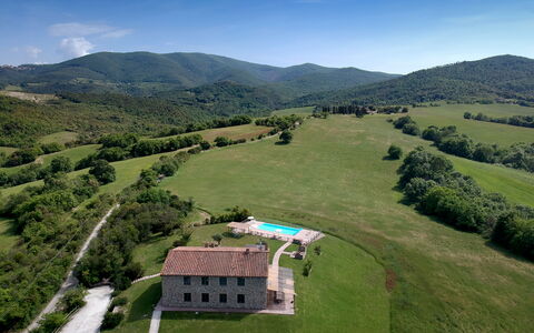 Villa Guardistallo: Ciel, Montagne, Plante, La Nature, Paysage Naturel, Nuage, Pente, Lot Terre, Végétation, Arbre