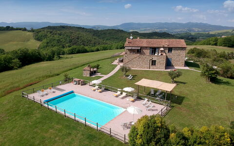 Villa Guardistallo: Ciel, Nuage, Plante, Arbre, Bâtiment, Lot Terre, Piscine, Herbe, Paysage Naturel, Immobilier