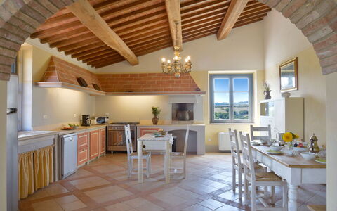 Villa Guardistallo: Table, Meubles, Comptoir, Chaise, Bois, Cuisine, Design Intérieur, Sol, Sol, Table Cuisine Et Salle A Manger