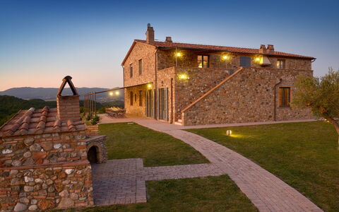 Villa Guardistallo: Ciel, Plante, Propriété, Bâtiment, Architecture, Arbre, Paysage, Herbe, Maison, Zone Résidentielle