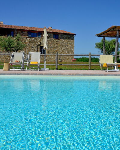 Villa Guardistallo: L'Eau, Ciel, Plante, Bleu Azur, Piscine, Arbre, Bâtiment, Loisir, Aqua, Immobilier