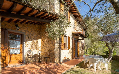 Casa Del Colle: Bâtiment, Propriété, Plante, Fenêtre, Ciel, Bleu Azur, Ombre, Porte, Arbre, Architecture