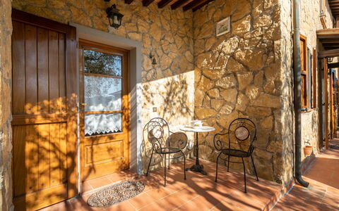 Casa Del Colle: Propriété, Meubles, Bâtiment, Chaise, Fenêtre, Bois, Table, Design Intérieur, Éclairage, Sol