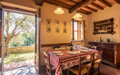 Casa Del Colle: Table, Propriété, Meubles, Fenêtre, Bâtiment, Plante, Bois, Design Intérieur, Cabinetry, Architecture