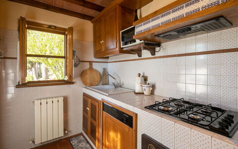 Casa Del Colle: Comptoir, Cabinetry, Propriété, Fenêtre, Appareil De Cuisine, Gaz Poele, Cuisinière, Cuisine, Bois, Bâtiment
