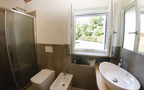 Tenuta Il Giardino Proprietà: Évier, Robinet, Propriété, Lavabo, Photographier, Luminaire Plomberie, Fenêtre, Blanc, Bâtiment, Salle De Bains