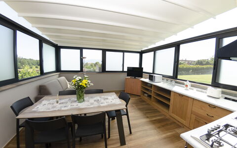 Tenuta Il Giardino Proprietà: Table, Meubles, Canapé, Propriété, Plante, Fenêtre, Bâtiment, Plante D'Appartement, Salon, Fleur