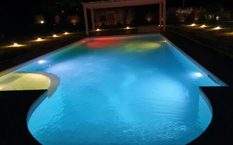 Tenuta Il Giardino Proprietà: L'Eau, Lumière, Bleu Azur, Piscine, Rectangle, Aqua, Composite, Loisir, Teintes Et Ombres