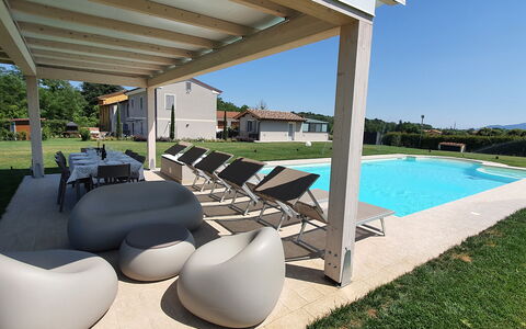 Tenuta Il Giardino Proprietà: Plante, L'Eau, Propriété, Chaise, Ombre, Mobilier De Jardin, Piscine, Design Intérieur, Pot De Fleur, Ciel