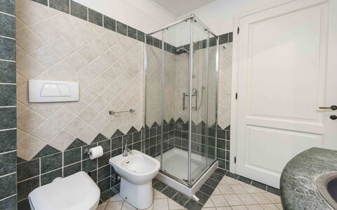 Villa Dell'acquaborra: Salle De Bains, Sol, Luminaire Plomberie, Sol, Design Intérieur, Toilette, Évier, Siège De Toilette, Robinet, Lavabo