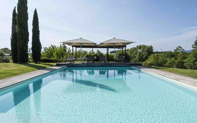 Villa Dell'acquaborra: Bleu, L'Eau, Piscine, Ombre, Mobilier De Jardin, Recours, Eco Hôtel, Aménagement Paysager, Réflexion, Miroir D'Eau