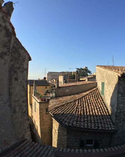 La Terrazza Di Todi: Ciel, Bâtiment, Fenêtre, Maison, Toit, Paysage, Façade, Ville, Teintes Et Ombres, Médiéval Architecture
