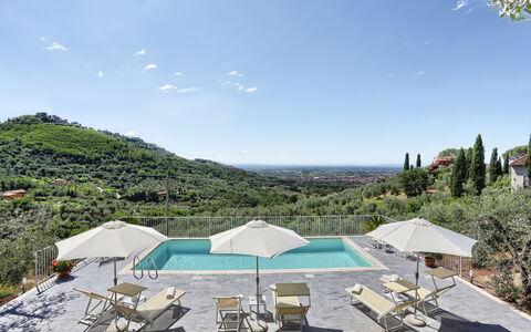 Villa Maona: Ciel, Nuage, Bleu Azur, La Nature, Montagne, Plan D'Eau, Mobilier De Jardin, Bâtiment, Arbre, Design Urbain