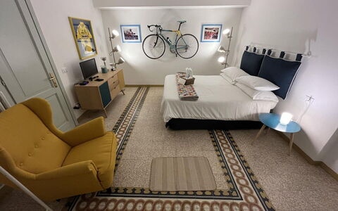 Villa Maona: Cadre, Meubles, Canapé, Confort, Salon, Bâtiment, Éclairage, Design Intérieur, Lampe, Sol