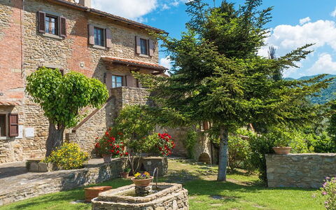 Villa Taragnano: Plante, Nuage, Ciel, Fenêtre, Bâtiment, Fleur, Végétation, Lot Terre, Herbe, Arbre