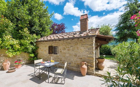 Villa Taragnano: Nuage, Plante, Ciel, Bâtiment, Propriété, Pot De Fleur, Fenêtre, Arbre, Maison, Chalet