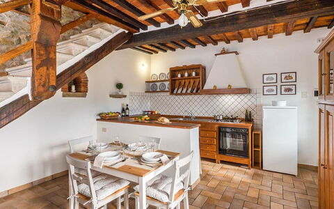 Villa Taragnano: Propriété, Meubles, Cabinetry, Table, Comptoir, Bois, Design Intérieur, Cuisine, Appareil De Cuisine, Bâtiment