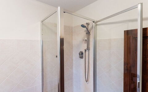 Villa Taragnano: Tete De Douche, Luminaire Plomberie, Porte De Douche, Bar De Douche, Douche, Porte, Salle De Bains, Panneau De Douche, Design Intérieur