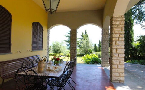 Il Poggiolo: Plante, Propriété, Bâtiment, Ciel, Ombre, Éclairage, Fenêtre, Table, Design Intérieur, Éclairage Public