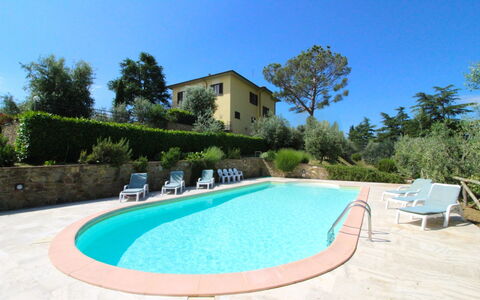 Il Poggiolo: L'Eau, Ciel, Plante, Bâtiment, Bleu Azur, Piscine, Arbre, Mobilier De Jardin, Ombre, Rectangle