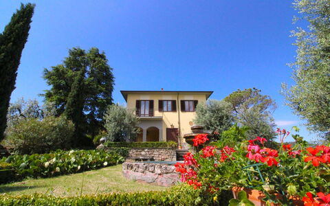 Il Poggiolo: Ciel, Plante, Fleur, Bâtiment, Propriété, Fenêtre, Communauté Des Plantes, Paysage Naturel, Arbre, Maison