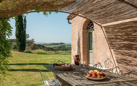 Lavacchio 10: Propriété, Plante, Ciel, Bois, Fenêtre, Ombre, Architecture, Table, Bâtiment, Herbe