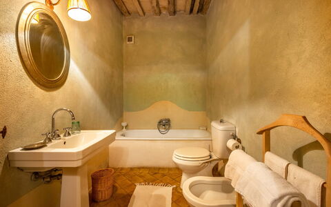 Lavacchio 10: Miroir, Robinet, Luminaire Plomberie, Évier, Propriété, Lavabo, Salle De Bains, Bâtiment, Design Intérieur, Confort