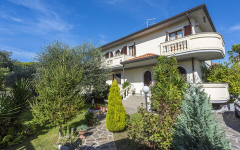 Residenza Garosi: Ciel, Plante, Bâtiment, Nuage, Propriété, Fenêtre, Arbre, Maison, Loisir, Façade