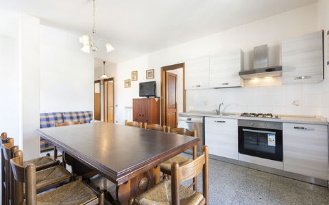 Residenza Garosi: Cabinetry, Meubles, Propriété, Table, Comptoir, Tiroir, Bois, Cuisinière, Éclairage, Bâtiment