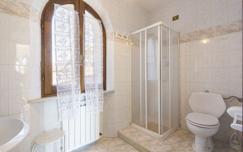 Residenza Garosi: Propriété, Luminaire Plomberie, Robinet, Salle De Bains, Tete De Douche, Design Intérieur, Douche, Bois, Sol