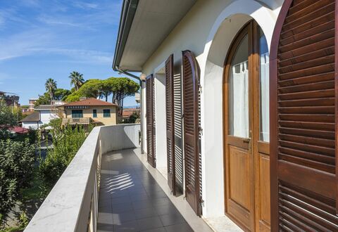 Residenza Garosi: Ciel, Jour, Propriété, Nuage, Plante, Bâtiment, Ombre, Zone Résidentielle, Arbre, Bois