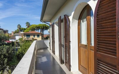 Residenza Garosi: Ciel, Jour, Propriété, Nuage, Plante, Bâtiment, Ombre, Zone Résidentielle, Arbre, Bois