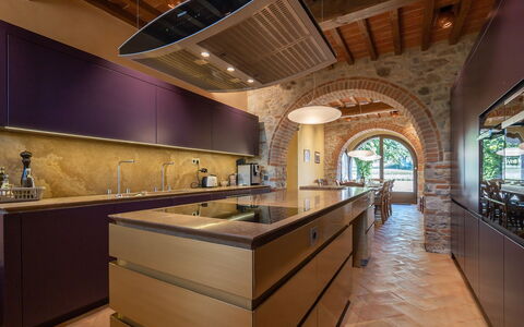 Villa Dorothea: Cabinetry, Comptoir, Propriété, Bâtiment, Bois, Maison, Éclairage, Design Intérieur, Cuisine, Tache De Bois