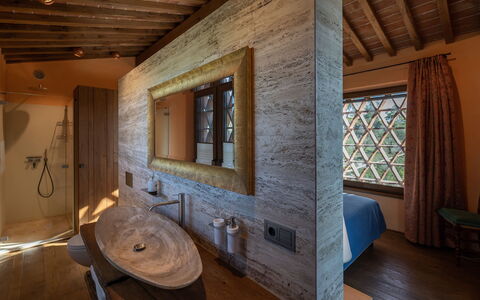 Villa Dorothea: Miroir, Robinet, Luminaire Plomberie, Propriété, Meubles, Évier, Fenêtre, Bâtiment, Salle De Bains, Bois