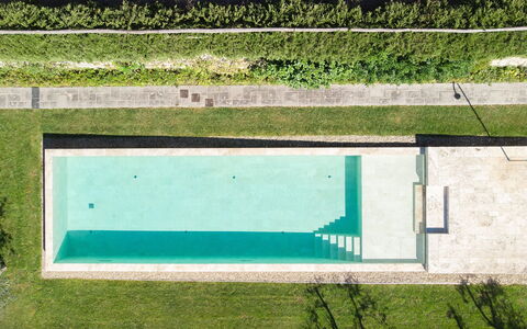 Villa Dorothea: Plante, Bâtiment, Vert, Fenêtre, L'Eau, Rectangle, La Nature, Plan D'Eau, Lot Terre, Ombre