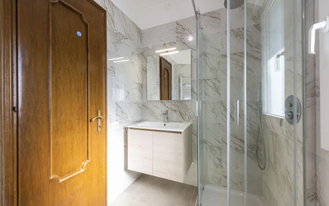 Casa Serchio: Miroir, Bâtiment, Propriété, Luminaire Plomberie, Robinet, Évier, Porte, Maison, Salle De Bains