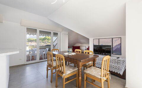 Casa Serchio: Table, Meubles, Chaise, Bâtiment, Bois, Cabinetry, Design Intérieur, Cuisine, Sol