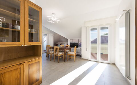 Casa Serchio: Table, Meubles, Bâtiment, Cabinetry, Bois, Chaise, Salle, Design Intérieur, Éclairage, Maison