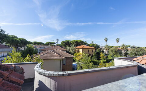 Casa Serchio: Nuage, Ciel, Propriété, Bâtiment, Bleu Azur, Maison, Arbre, Plante, Fenêtre, Ombre