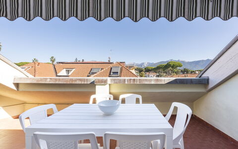Casa Serchio: Bâtiment, Jour, Propriété, Lumière, Ombre, Table, Bois, Chaise, Architecture, Éclairage