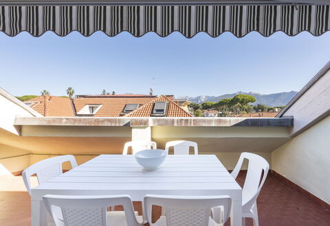 Casa Serchio: Bâtiment, Jour, Propriété, Lumière, Ombre, Table, Bois, Chaise, Architecture, Éclairage