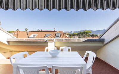 Casa Serchio: Bâtiment, Jour, Propriété, Lumière, Ombre, Table, Bois, Chaise, Architecture, Éclairage