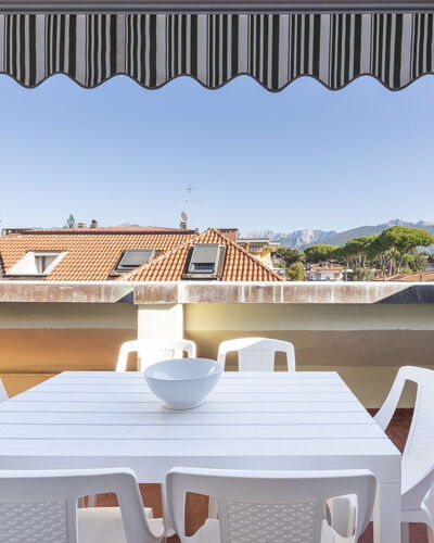 Casa Serchio: Bâtiment, Jour, Propriété, Lumière, Ombre, Table, Bois, Chaise, Architecture, Éclairage