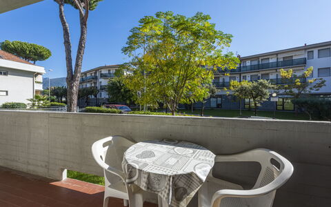 Casa Marina: Ciel, Jour, Table, Bâtiment, Meubles, Arbre, Fenêtre, Design Urbain, Mobilier De Jardin, Chaise