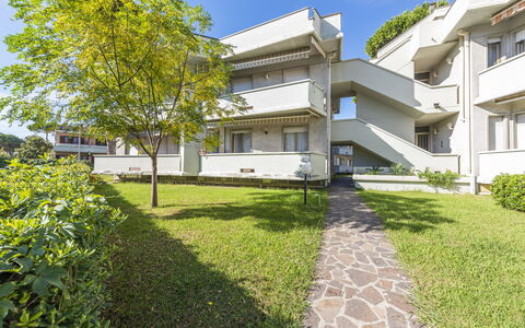 Casa Marina: Plante, Bâtiment, Propriété, Ciel, Fenêtre, Lot Terre, Maison, Herbe, Végétation, Design Urbain