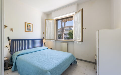 Casa Marina: Fenêtre, Meubles, Bâtiment, Confort, Bois, Design Intérieur, Ombre, Architecture, Cadre De Lit