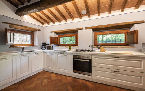 Villa Chio: Comptoir, Cabinetry, Meubles, Propriété, Robinet, Fenêtre, Bâtiment, Cuisine, Plante D'Appartement, Appareil De Cuisine