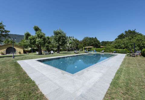 Villa Chio: L'Eau, Ciel, Piscine, Plante, Arbre, Ombre, Plan D'Eau, Rectangle, Bâtiment, Zone Résidentielle
